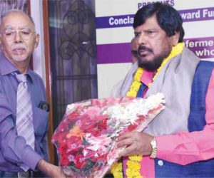 Amitabh Srivastava, Associate Editor presenting a bouquet to Shri Ramdas Athawale,