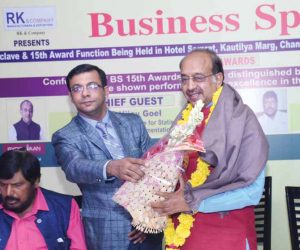 Deepak Khattar, Editor presenting a bouquet to Shri Vijay Goel, Hon’ble Minister of State for