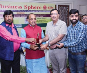 Sanjay Sharma, Business Director, Nitesh Grover, Sr. Business Analyst receiving award on behalf of Dr. Ashwini Kumar, Managing Director, CliniExperts Services Pvt